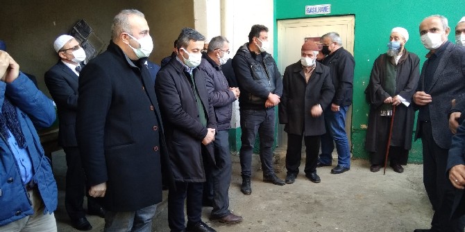 rize-il-genel-meclis-baskani-ibrahim-turut-ile-is-adami-hizir-yilmaz-turut’un-annesi-asiye-turutun-cenazesi-(1).jpg