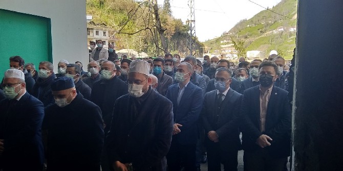 rize-il-genel-meclis-baskani-ibrahim-turut-ile-is-adami-hizir-yilmaz-turut’un-annesi-asiye-turutun-cenazesi-(10).jpg