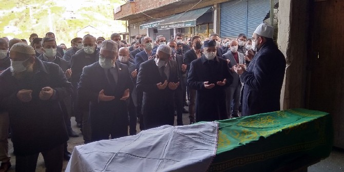 rize-il-genel-meclis-baskani-ibrahim-turut-ile-is-adami-hizir-yilmaz-turut’un-annesi-asiye-turutun-cenazesi-(12).jpg