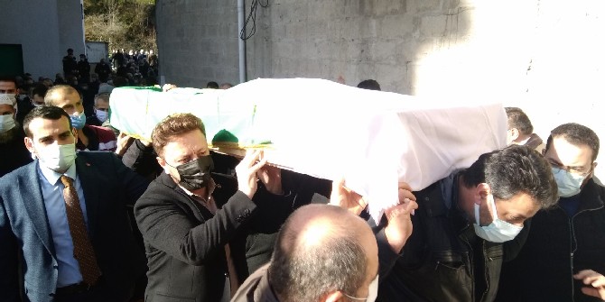 rize-il-genel-meclis-baskani-ibrahim-turut-ile-is-adami-hizir-yilmaz-turut’un-annesi-asiye-turutun-cenazesi-(14).jpg