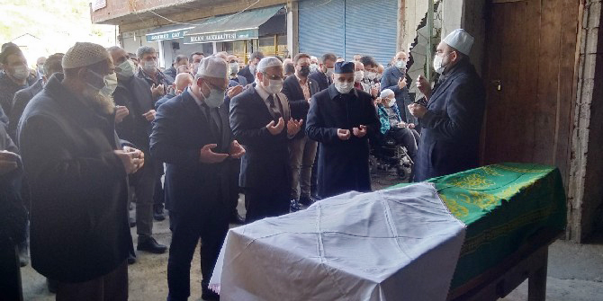 rize-il-genel-meclis-baskani-ibrahim-turut-ile-is-adami-hizir-yilmaz-turut’un-annesi-asiye-turutun-cenazesi-(16).jpg