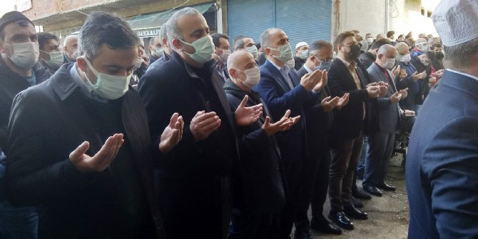 rize-il-genel-meclis-baskani-ibrahim-turut-ile-is-adami-hizir-yilmaz-turut’un-annesi-asiye-turutun-cenazesi-(17).jpg