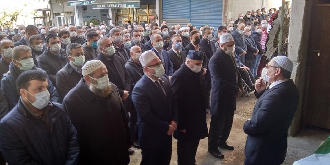 rize-il-genel-meclis-baskani-ibrahim-turut-ile-is-adami-hizir-yilmaz-turut’un-annesi-asiye-turutun-cenazesi-(4).jpg