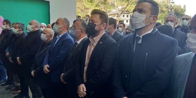 rize-il-genel-meclis-baskani-ibrahim-turut-ile-is-adami-hizir-yilmaz-turut’un-annesi-asiye-turutun-cenazesi-(5).jpg