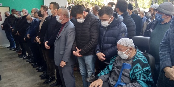 rize-il-genel-meclis-baskani-ibrahim-turut-ile-is-adami-hizir-yilmaz-turut’un-annesi-asiye-turutun-cenazesi-(6).jpg