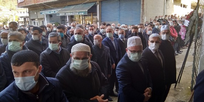 rize-il-genel-meclis-baskani-ibrahim-turut-ile-is-adami-hizir-yilmaz-turut’un-annesi-asiye-turutun-cenazesi-(8).jpg