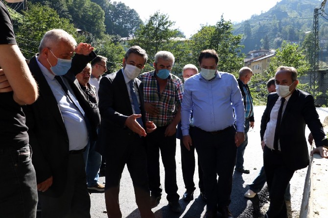 rize-il-genel-meclisi-baskani-ibrahim-turut,-ak-parti-merkez-ilce-baskani-mehmet-fatih-kose-ile-birlikte-yigitler-–-elmali-–-erenkoy-grup-yolundaki-asfaltlama-calismalarini-inceleyerek-bu-yil-icin-belirledikl-(14).jpg
