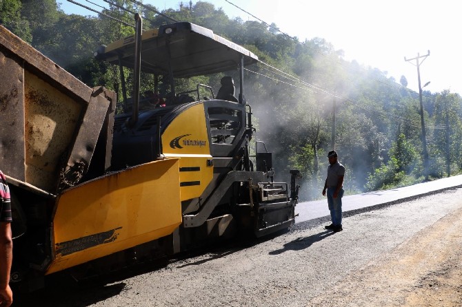 rize-il-genel-meclisi-baskani-ibrahim-turut,-ak-parti-merkez-ilce-baskani-mehmet-fatih-kose-ile-birlikte-yigitler-–-elmali-–-erenkoy-grup-yolundaki-asfaltlama-calismalarini-inceleyerek-bu-yil-icin-belirledikl-(16).jpg
