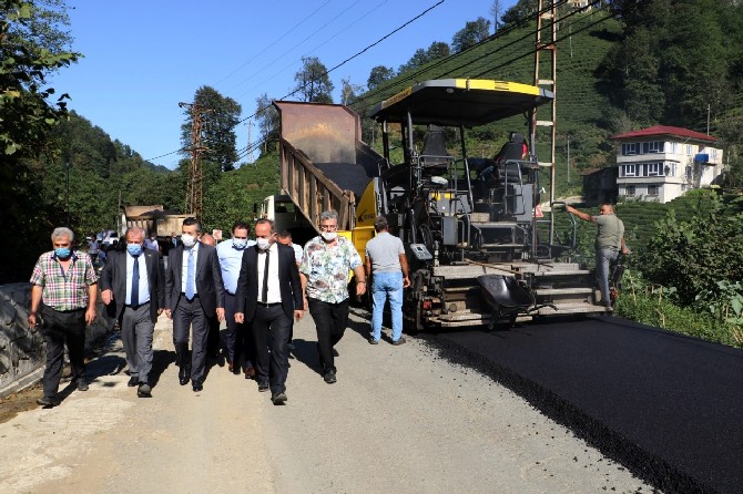 rize-il-genel-meclisi-baskani-ibrahim-turut,-ak-parti-merkez-ilce-baskani-mehmet-fatih-kose-ile-birlikte-yigitler-–-elmali-–-erenkoy-grup-yolundaki-asfaltlama-calismalarini-inceleyerek-bu-yil-icin-belirledikl-(5)-002.jpg