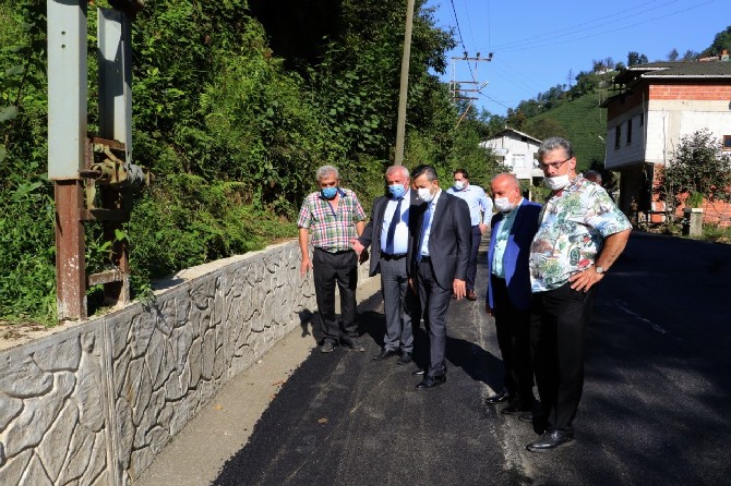 rize-il-genel-meclisi-baskani-ibrahim-turut,-ak-parti-merkez-ilce-baskani-mehmet-fatih-kose-ile-birlikte-yigitler-–-elmali-–-erenkoy-grup-yolundaki-asfaltlama-calismalarini-inceleyerek-bu-yil-icin-belirledikl-(6).jpg