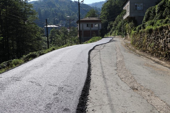 rize-il-genel-meclisi-baskani-ibrahim-turut,-ak-parti-merkez-ilce-baskani-mehmet-fatih-kose-ile-birlikte-yigitler-–-elmali-–-erenkoy-grup-yolundaki-asfaltlama-calismalarini-inceleyerek-bu-yil-icin-belirledikl-(8).jpg