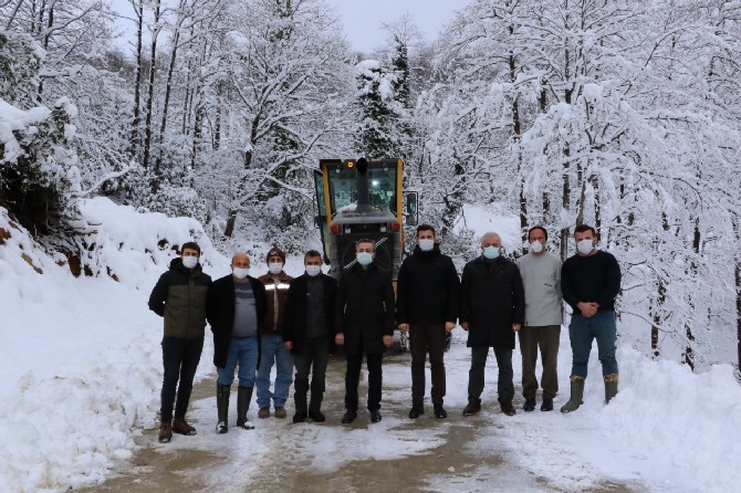 rize-il-genel-meclisi-baskani-ibrahim-turut,-kar-yagisi-nedeniyle-kapanan-koy-yollarinda-rize-il-ozel-idaresi-kardelen-ekiplerince-surdurulen-karla-mucadele-calismalarini-takip-etti-(5).jpg