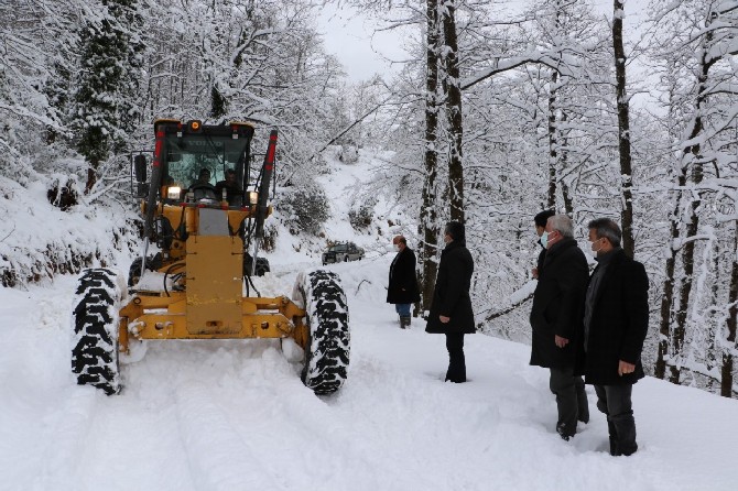 rize-il-genel-meclisi-baskani-ibrahim-turut,-kar-yagisi-nedeniyle-kapanan-koy-yollarinda-rize-il-ozel-idaresi-kardelen-ekiplerince-surdurulen-karla-mucadele-calismalarini-takip-etti-(6).jpg