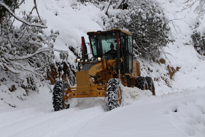 rize-il-genel-meclisi-baskani-ibrahim-turut,-kar-yagisi-nedeniyle-kapanan-koy-yollarinda-rize-il-ozel-idaresi-kardelen-ekiplerince-surdurulen-karla-mucadele-calismalarini-takip-etti-(7).jpg