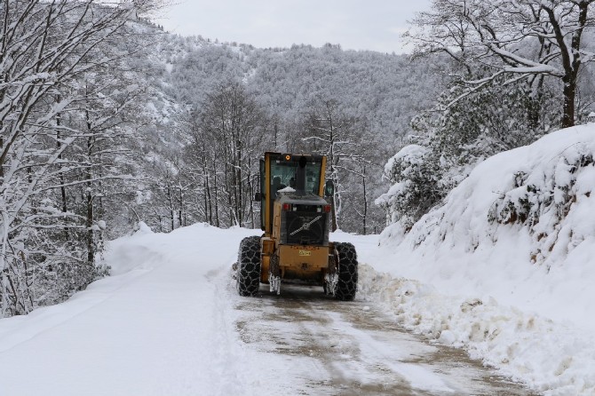 rize-il-genel-meclisi-baskani-ibrahim-turut,-kar-yagisi-nedeniyle-kapanan-koy-yollarinda-rize-il-ozel-idaresi-kardelen-ekiplerince-surdurulen-karla-mucadele-calismalarini-takip-etti-(8).jpg