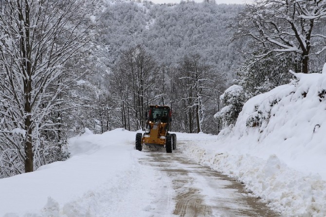 rize-il-genel-meclisi-baskani-ibrahim-turut,-kar-yagisi-nedeniyle-kapanan-koy-yollarinda-rize-il-ozel-idaresi-kardelen-ekiplerince-surdurulen-karla-mucadele-calismalarini-takip-etti-(9).jpg