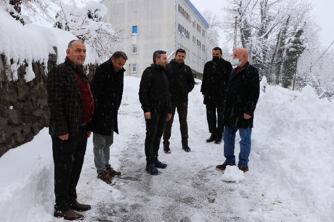 rize-il-genel-meclisi-baskani-ibrahim-turut-kar-yagisi-nedeniyle-kapanan-koy-yollarinda-rize-il-ozel-idaresi-kardelen-ekiplerince-surdurulen-karla-mucadele-calismalarini-takip-etti-12.jpg