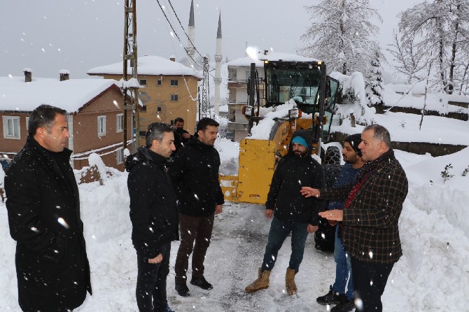 rize-il-genel-meclisi-baskani-ibrahim-turut-kar-yagisi-nedeniyle-kapanan-koy-yollarinda-rize-il-ozel-idaresi-kardelen-ekiplerince-surdurulen-karla-mucadele-calismalarini-takip-etti-8.jpg