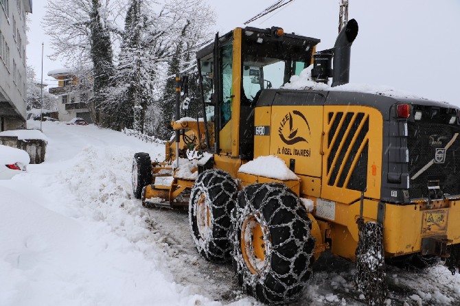 rize-il-genel-meclisi-baskani-ibrahim-turut-kar-yagisi-nedeniyle-kapanan-koy-yollarinda-rize-il-ozel-idaresi-kardelen-ekiplerince-surdurulen-karla-mucadele-calismalarini-takip-etti-9.jpg