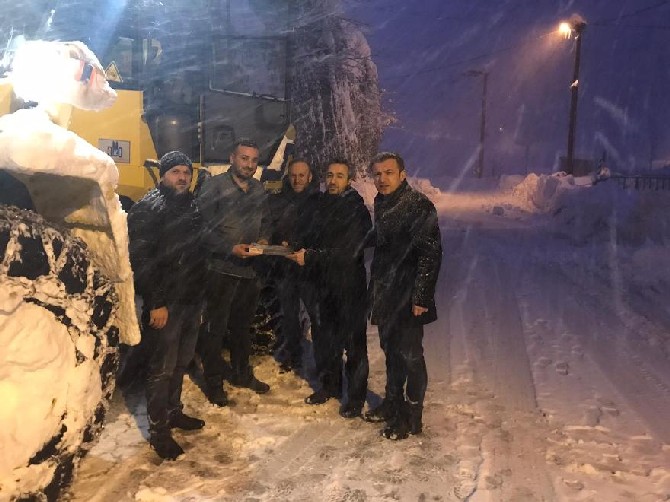 rize-il-genel-meclisi-baskani-ibrahim-turut-ve-il-ozel-idaresi-genel-sekreteri-umit-huseyin-sari-da-il-ozel-idaresi’nin-kar’delen-ekiplerinin-karla-mucadele-calismalarini-yakindan-takip-etti-(2).jpg