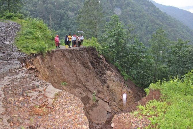 rize-il-genel-meclisi-baskani-mehmet-kazanci,-dun-aksam-etkili-olan-yagislar-nedeniyle-meydana-gelen-taskin-ve-heyelan-bolgelerinde-incelemelerde-bulundu-(10).jpg