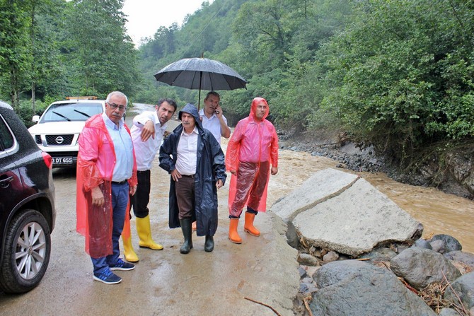 rize-il-genel-meclisi-baskani-mehmet-kazanci,-dun-aksam-etkili-olan-yagislar-nedeniyle-meydana-gelen-taskin-ve-heyelan-bolgelerinde-incelemelerde-bulundu-(11).jpg