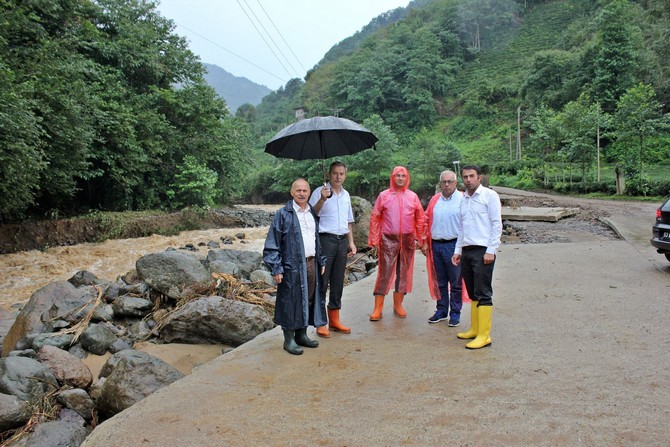rize-il-genel-meclisi-baskani-mehmet-kazanci,-dun-aksam-etkili-olan-yagislar-nedeniyle-meydana-gelen-taskin-ve-heyelan-bolgelerinde-incelemelerde-bulundu-(4).jpg