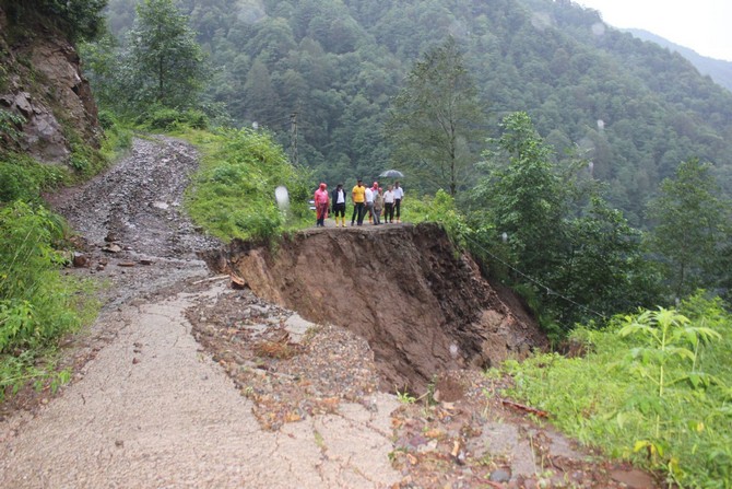 rize-il-genel-meclisi-baskani-mehmet-kazanci,-dun-aksam-etkili-olan-yagislar-nedeniyle-meydana-gelen-taskin-ve-heyelan-bolgelerinde-incelemelerde-bulundu-(5).jpg