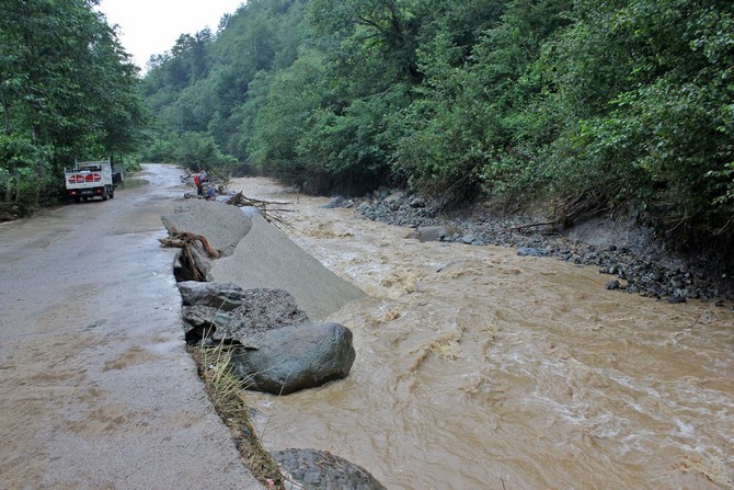 rize-il-genel-meclisi-baskani-mehmet-kazanci,-dun-aksam-etkili-olan-yagislar-nedeniyle-meydana-gelen-taskin-ve-heyelan-bolgelerinde-incelemelerde-bulundu-(6).jpg