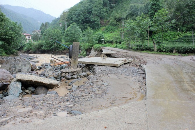 rize-il-genel-meclisi-baskani-mehmet-kazanci,-dun-aksam-etkili-olan-yagislar-nedeniyle-meydana-gelen-taskin-ve-heyelan-bolgelerinde-incelemelerde-bulundu-(9).jpg