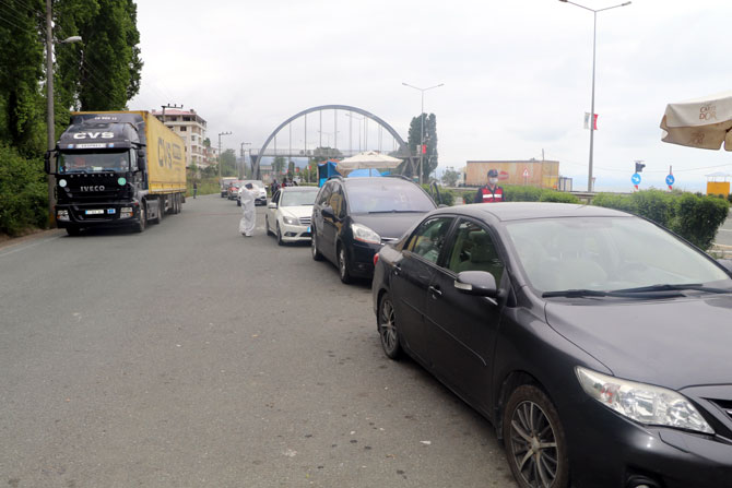 rize-il-girisinde-gectigimiz-yil-buyuksehirlerden-cay-hasadi-icin-gelislerde-yasanan-uzun-arac-kuyruklari-bu-yil-olusmadi-(4).jpg