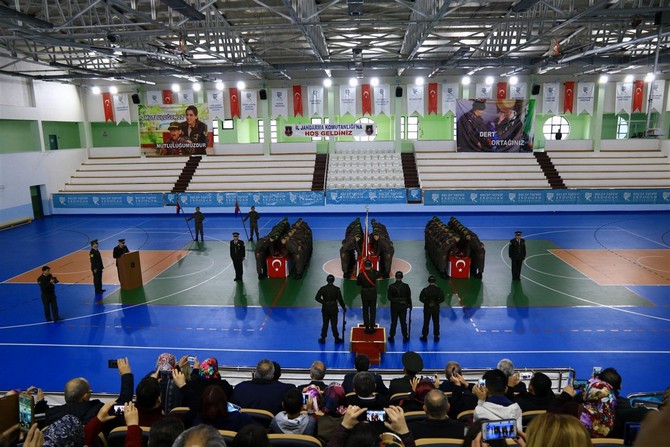 rize-il-jandarma-komutanliginda-egitimlerini-surduren-365.-kisa-donem-erlerin-yemin-toreni,-recep-tayyip-universitesi-kapali-spor-salonunda-yapildi-(1).jpg