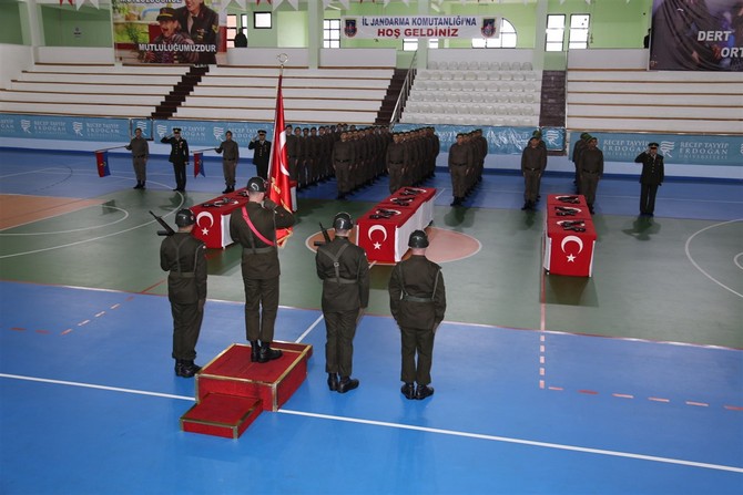 rize-il-jandarma-komutanliginda-egitimlerini-surduren-365.-kisa-donem-erlerin-yemin-toreni,-recep-tayyip-universitesi-kapali-spor-salonunda-yapildi-(2).jpg