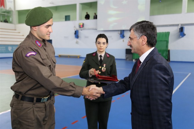 rize-il-jandarma-komutanliginda-egitimlerini-surduren-365.-kisa-donem-erlerin-yemin-toreni,-recep-tayyip-universitesi-kapali-spor-salonunda-yapildi-(3).jpg