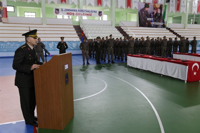rize-il-jandarma-komutanliginda-egitimlerini-surduren-365.-kisa-donem-erlerin-yemin-toreni,-recep-tayyip-universitesi-kapali-spor-salonunda-yapildi-(4).jpg