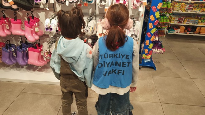 rize-il-muftulugu-ile-turkiye-diyanet-vakfi-rize-subesi-kis-bayrami-projesi-kapsaminda-temin-edilen-kislik-kiyafetleri-ihtiyac-sahibi-cocuklara-ulastirdi-5.jpg