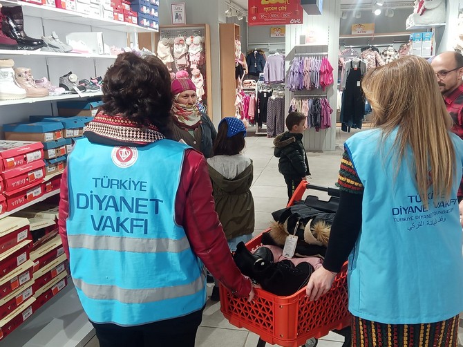 rize-il-muftulugu-ile-turkiye-diyanet-vakfi-rize-subesi-kis-bayrami-projesi-kapsaminda-temin-edilen-kislik-kiyafetleri-ihtiyac-sahibi-cocuklara-ulastirdi-8.jpg