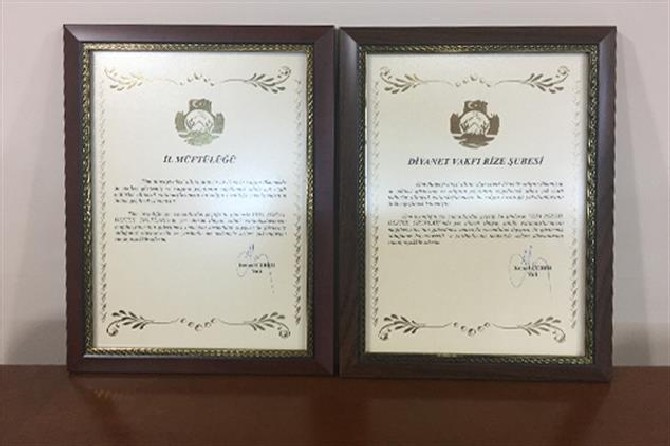 rize-il-muftulugu-ve-turkiye-diyanet-vakfi-rize-subesi’ne-rize-valisi-kemal-ceber-tarafindan-tesekkur-belgesi-verildi-(1).jpg