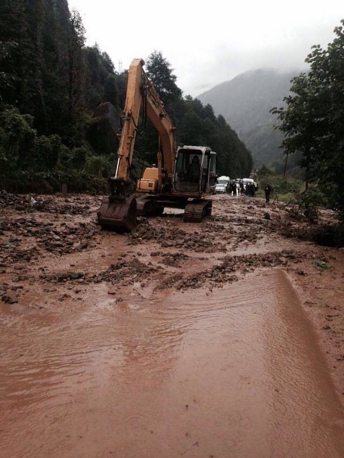 rize-il-ozel-idaresi,-sel-ve-heyelanlarin-izlerini-silmeye-calisiyor-(20).jpg