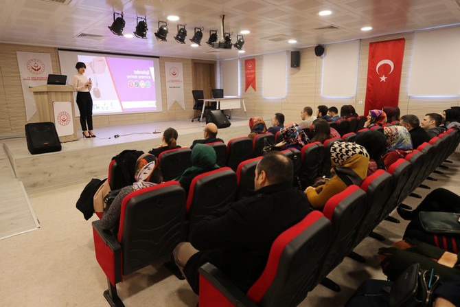 rize-il-saglik-mudurlugu-onculugunde-ilde-cocuk-ve-genclere-yonelik-hizmet-veren-meslek-gruplarina-yonelik-egitim-programlari-ara-vermeden-devam-ediyo-(6).jpg