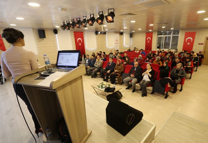 rize-il-saglik-mudurlugu-onculugunde-ilde-cocuk-ve-genclere-yonelik-hizmet-veren-meslek-gruplarina-yonelik-egitim-programlari-ara-vermeden-devam-ediyo-(7).jpg