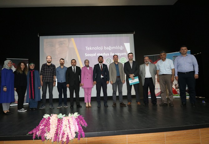 rize-il-saglik-mudurlugu-ve-recep-tayyip-erdogan-universitesi-koordinasyonuyla-genclik-ve-sosyal-medya-konulu-soylesi-duzenlendi-15.jpg