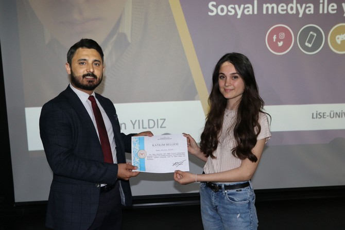 rize-il-saglik-mudurlugu-ve-recep-tayyip-erdogan-universitesi-koordinasyonuyla-genclik-ve-sosyal-medya-konulu-soylesi-duzenlendi-17.jpg