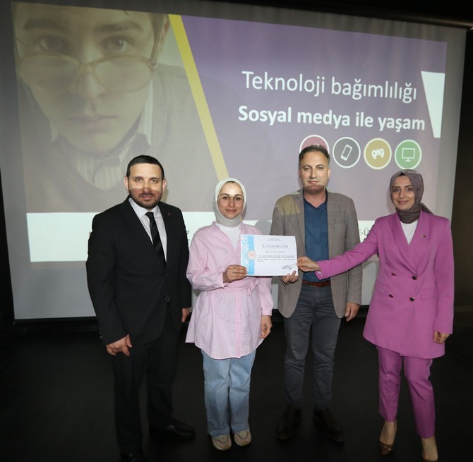 rize-il-saglik-mudurlugu-ve-recep-tayyip-erdogan-universitesi-koordinasyonuyla-genclik-ve-sosyal-medya-konulu-soylesi-duzenlendi-18.jpg