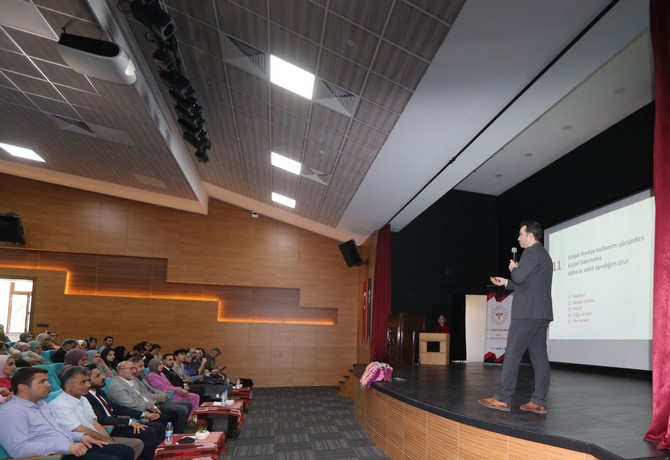 rize-il-saglik-mudurlugu-ve-recep-tayyip-erdogan-universitesi-koordinasyonuyla-genclik-ve-sosyal-medya-konulu-soylesi-duzenlendi-8.jpg