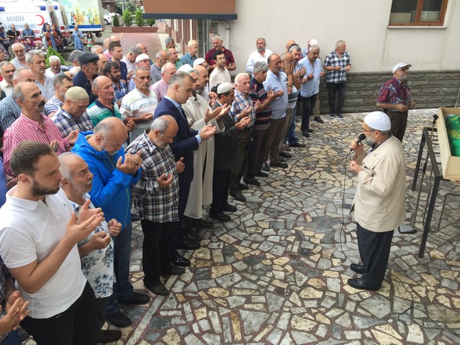 rize-il-saglik-muduru-dr.-mustafa-tepe’nin-dedesi-mehmet-bilginin-cenazesi-(15).jpg