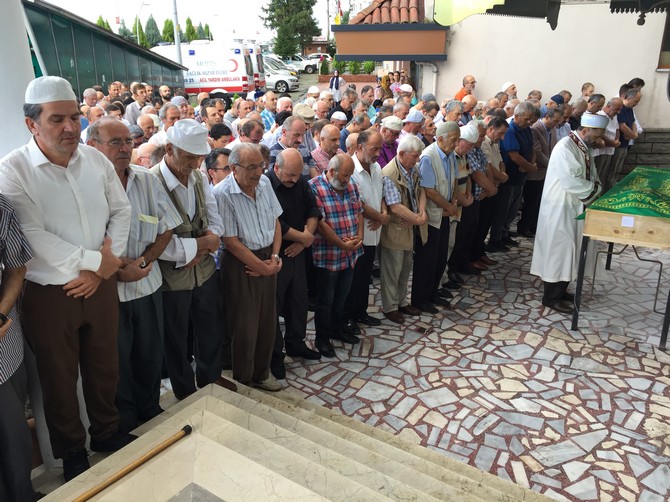rize-il-saglik-muduru-dr.-mustafa-tepe’nin-vefat-eden-anneannesi-naciye-bilgi,-gundogdu’da-ebediyete-ugurlandi-(6).jpg