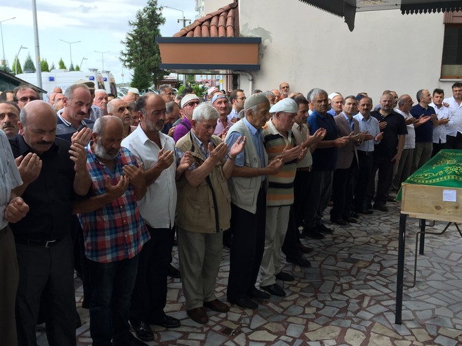 rize-il-saglik-muduru-dr.-mustafa-tepe’nin-vefat-eden-anneannesi-naciye-bilgi,-gundogdu’da-ebediyete-ugurlandi-(7).jpg