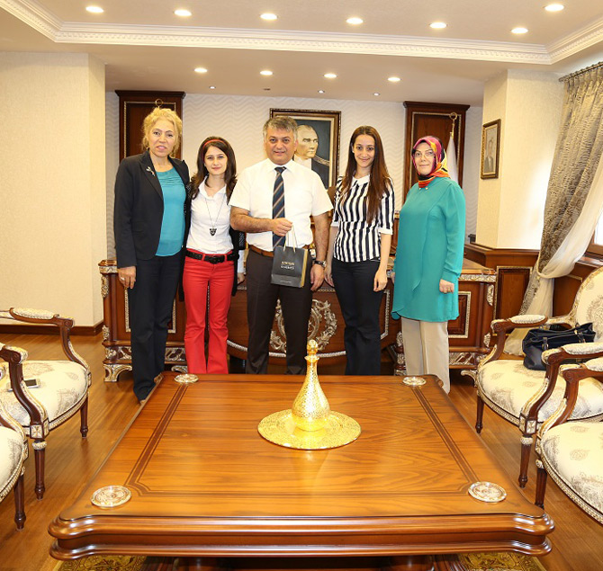 rize-kent-konseyi-kadin-meclisinden-ersin-yaziciya-babalar-gunu-hediyesi1.jpg rize-kent-konseyi-kadin-meclisinden-ersin-yaziciya-babalar-gunu-hediyesi1.jpg