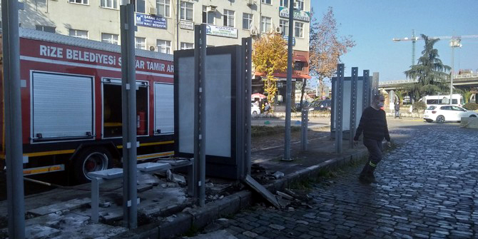 rize-kent-merkezinde-yapilacak-kentsel-donusum-nedeniyle-toplu-tasima-merkezi-sahil-dolgu-alanina-tasindi.-rize-belediyesi,-menderes-bulvari-guzergahi-uzerine-cep-duraklar-yerlestirdi-(23).jpg